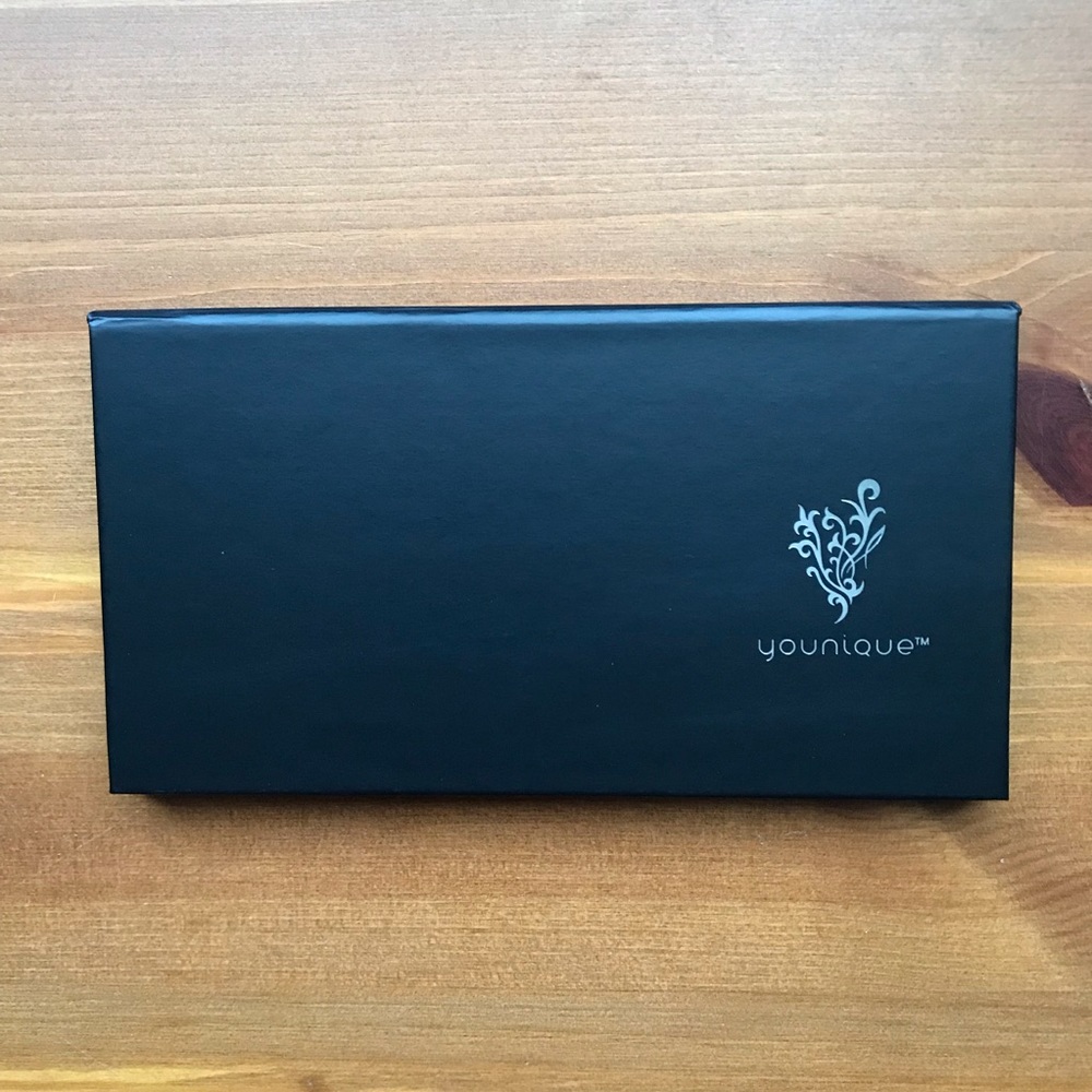 Younique 8 palette - BRAND NEW